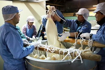 Hanging Vats: The Drip Filtration Process for Daiginjo and Jyunmai Daiginjo